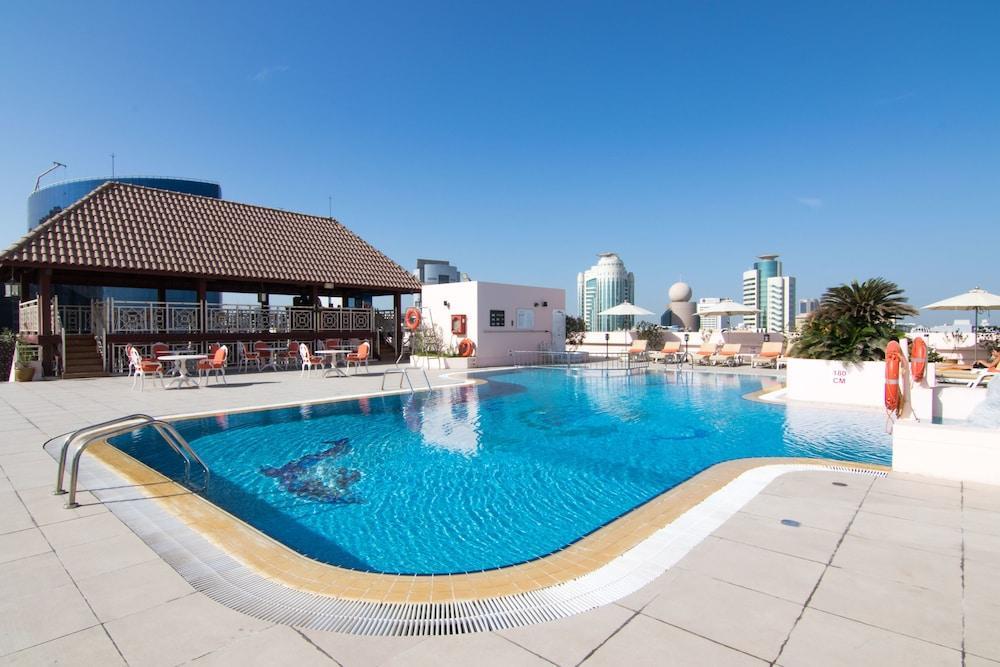 Knight Castle Hotel Dubái Exterior foto Rooftop pool