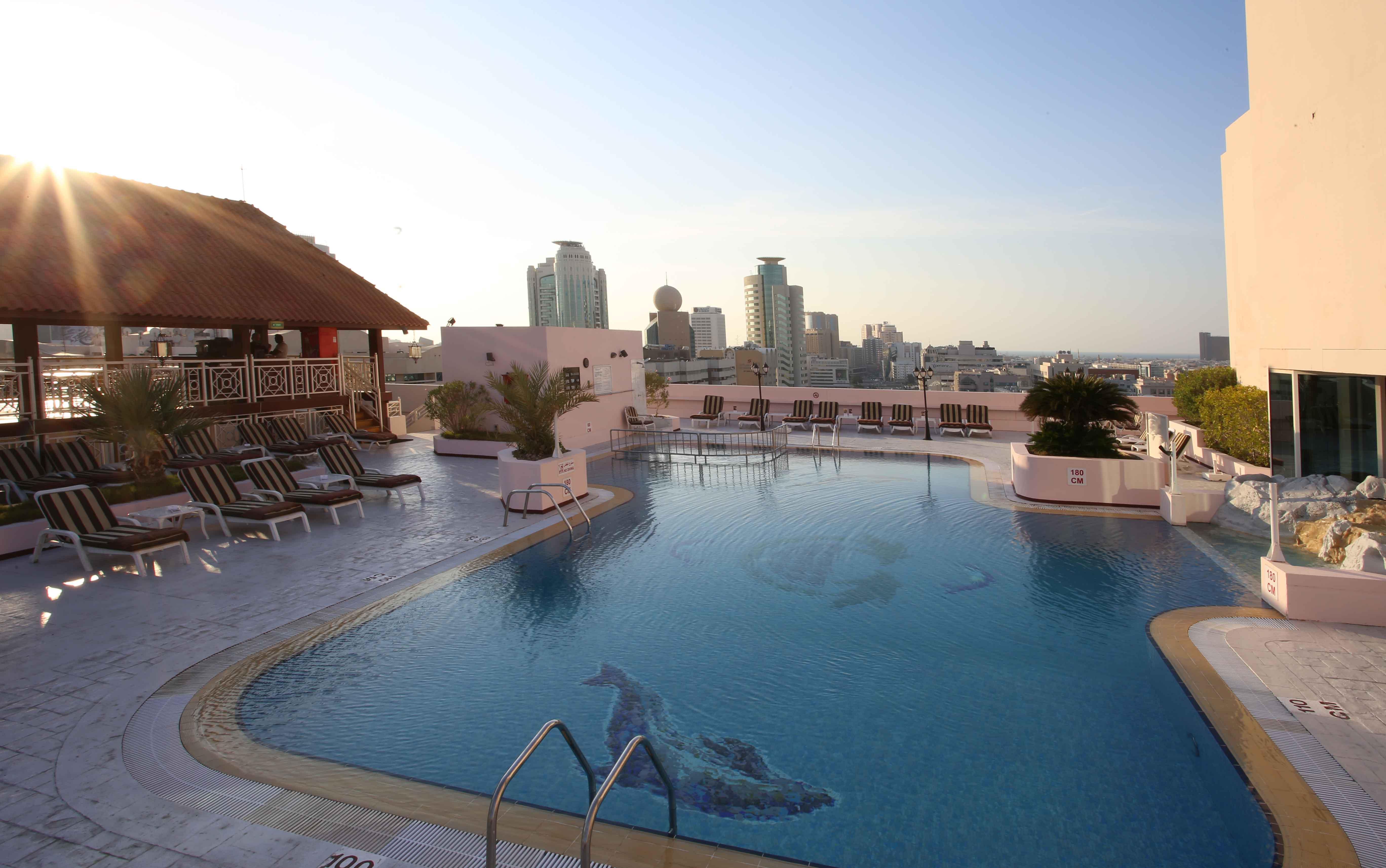 Knight Castle Hotel Dubái Exterior foto Rooftop pool at the Sheraton Riyadh