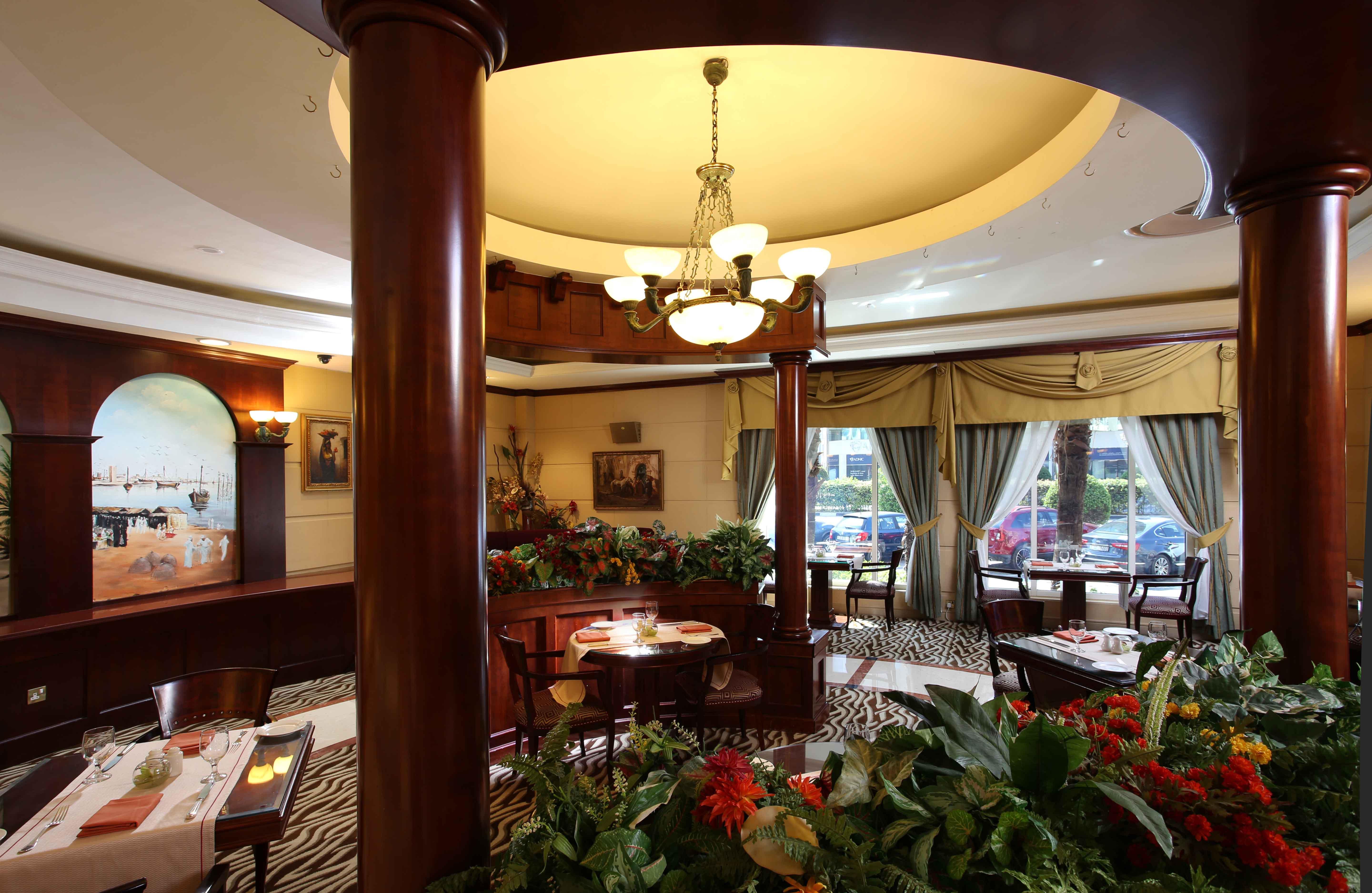 Knight Castle Hotel Dubái Exterior foto Restaurant