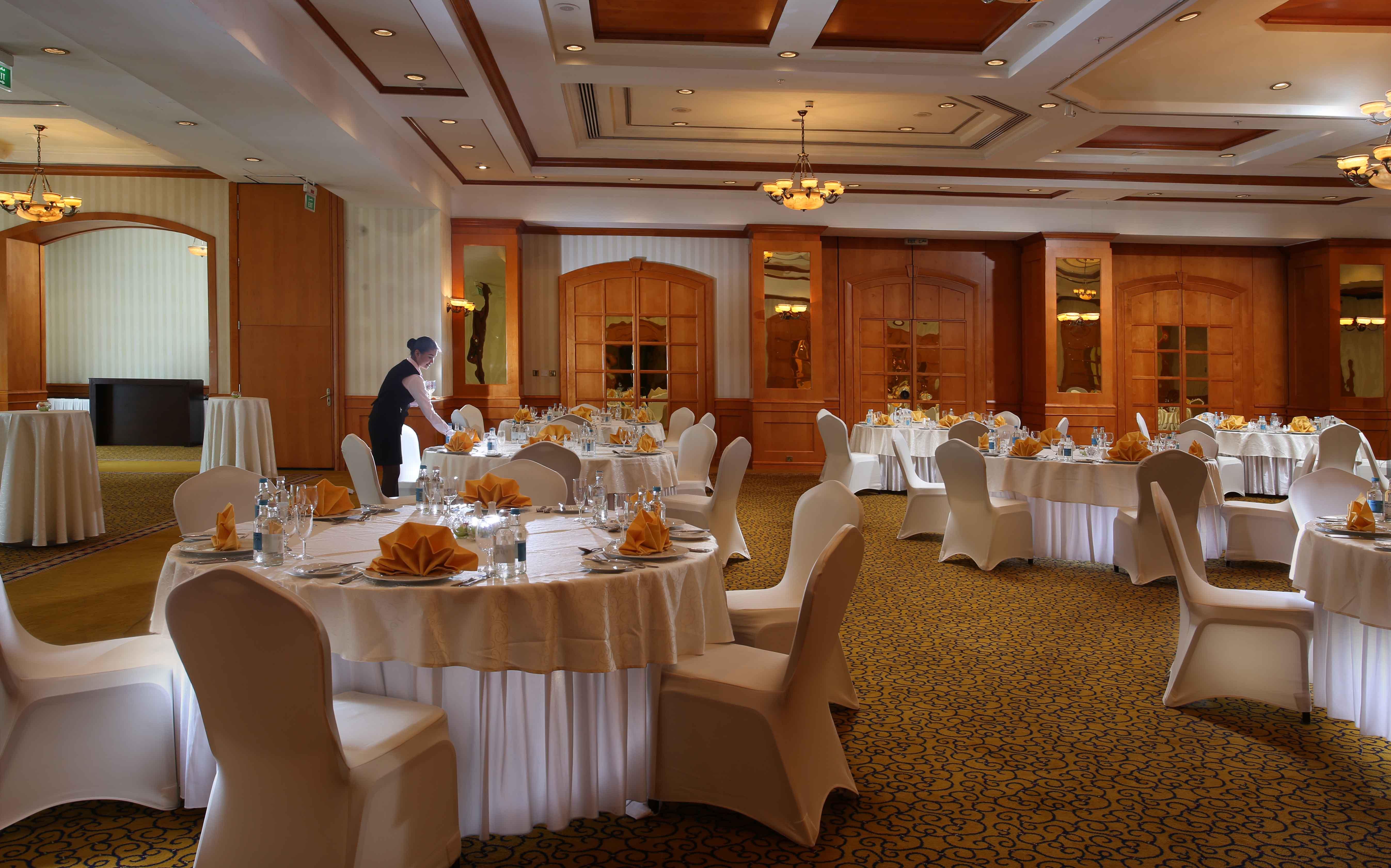 Knight Castle Hotel Dubái Exterior foto The ballroom at the Royal Thai Hotel