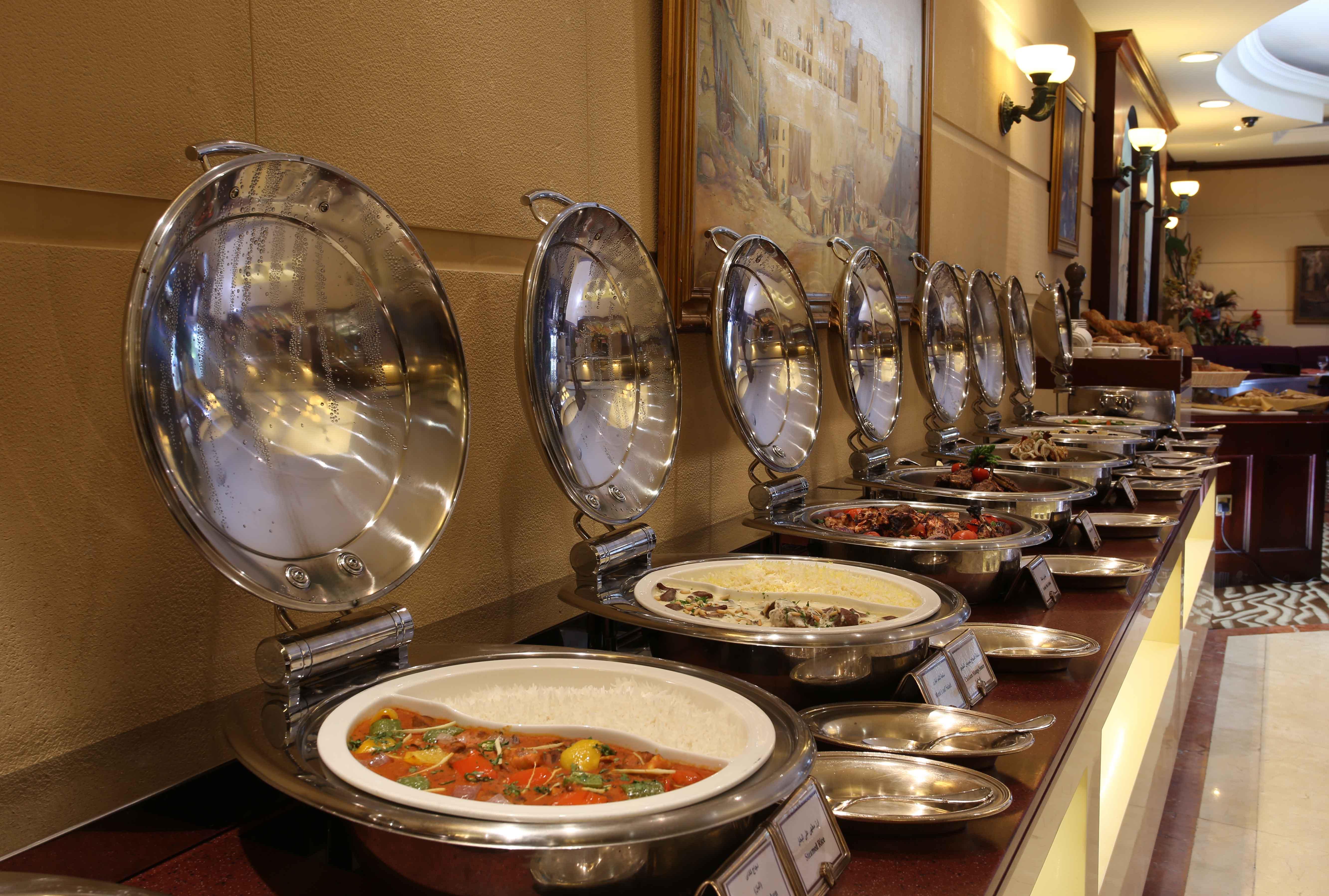 Knight Castle Hotel Dubái Exterior foto A buffet at a hotel