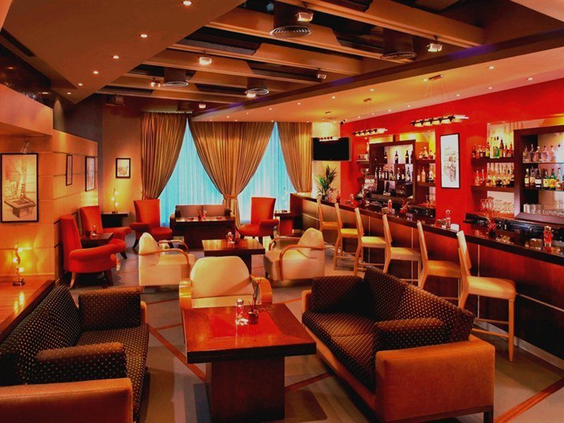 Knight Castle Hotel Dubái Exterior foto The bar at the hotel