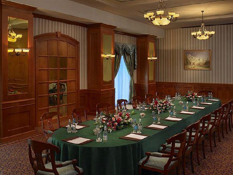 Knight Castle Hotel Dubái Exterior foto The boardroom at the 2007 G8 summit