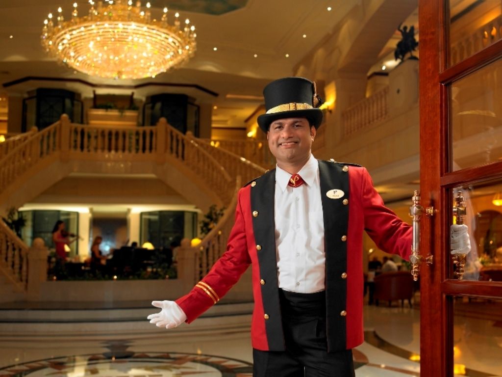 Knight Castle Hotel Dubái Exterior foto A doorman at the Grand Hyatt Hotel, Mumbai, India