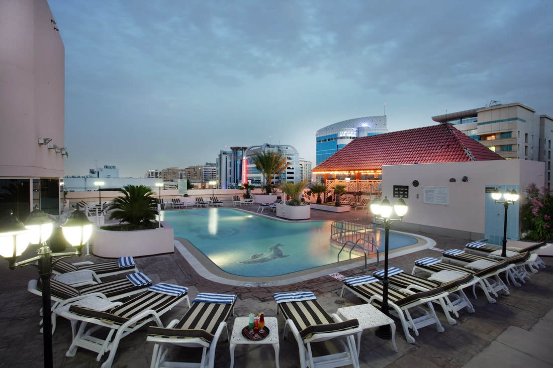 Knight Castle Hotel Dubái Exterior foto Rooftop pool at the hotel