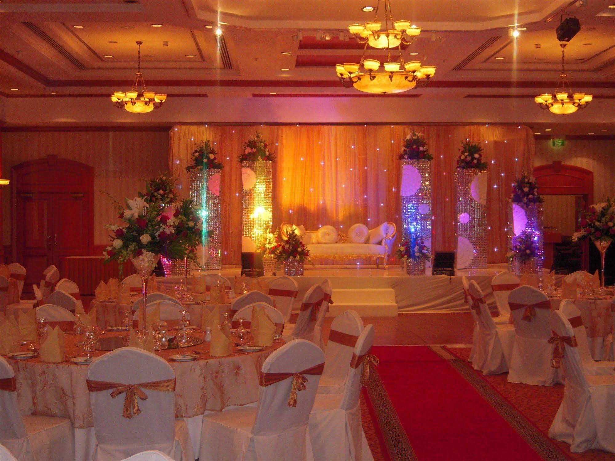 Knight Castle Hotel Dubái Exterior foto A wedding reception at a hotel
