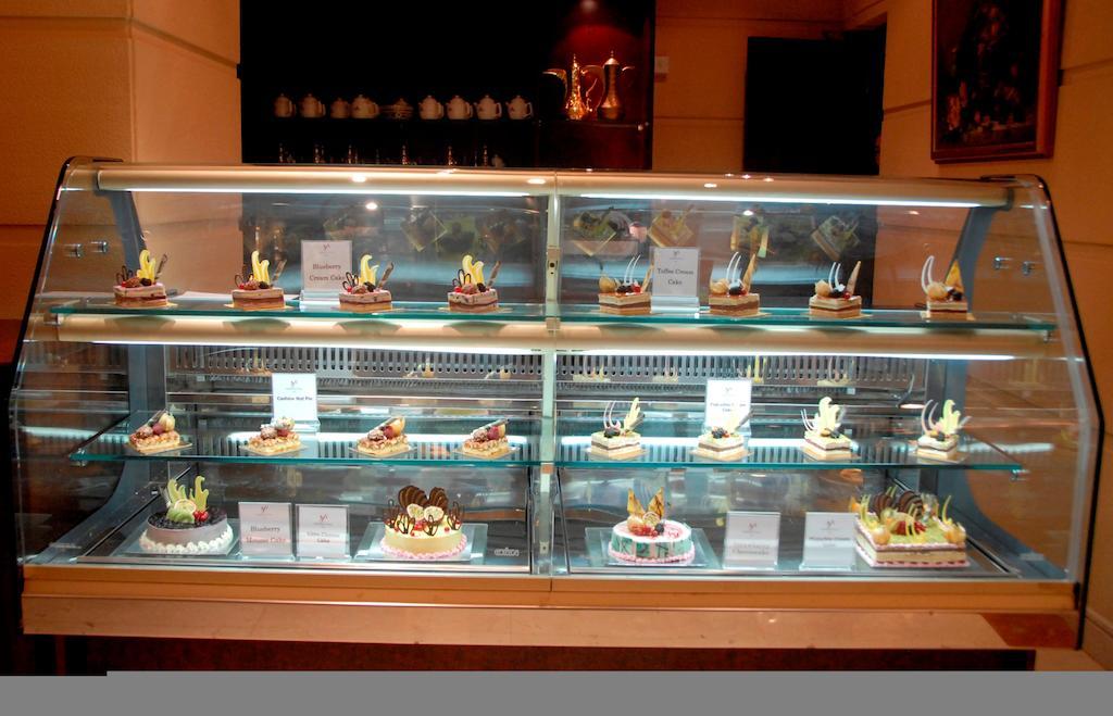 Knight Castle Hotel Dubái Exterior foto A display case of pastries