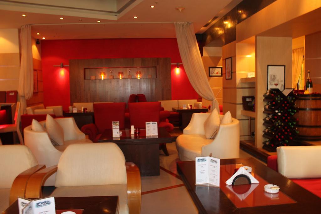 Knight Castle Hotel Dubái Exterior foto The lounge at the airport